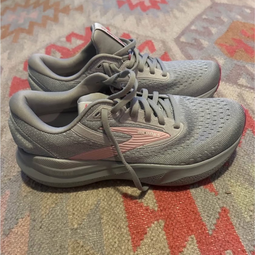 Brooks Women's Gray and Pink Athletic Shoes